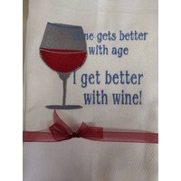 Besticktes Geschirrtuch Weinliebhaber "Age Gets Better With Wine" von FinelyCraftedByCara