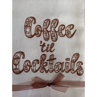 Besticktes Geschirrtuch Weinliebhaber "Coffee "Til Cocktails" von FinelyCraftedByCara