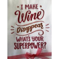 Besticktes Geschirrtuch Weinliebhaber "I Make Wine Disappear What Es Your Superpower" von FinelyCraftedByCara