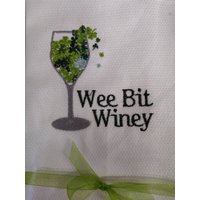 Besticktes Geschirrtuch Weinliebhaber "Wee Bit Winey" von FinelyCraftedByCara