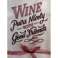 Besticktes Geschirrtuch Weinliebhaber "Weinpaare Schön Mit Guten Freunden" von FinelyCraftedByCara