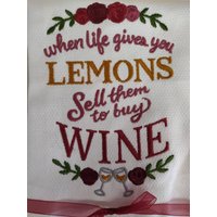 Besticktes Geschirrtuch Weinliebhaber "When Iife Gives You Lemons, Sell Them & Buy Wine" von FinelyCraftedByCara