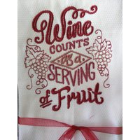 Besticktes Geschirrtuch Weinliebhaber "Wine Counts As A Serving Of Fruit" von FinelyCraftedByCara