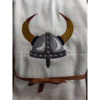 Besticktes Geschirrtuch "Wikinger Helm" Skandinavisch Schwedisch Norweger Dänisch von FinelyCraftedByCara