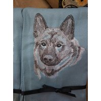 Gratis Name Geschirrtuch Hunderassen Bestickt Norweger Elchhund Skizze von FinelyCraftedByCara