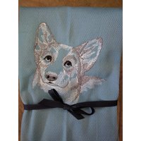 Gratis Name Geschirrtuch Hunderassen Bestickt Pembroke Welsh Corgis Skizze von FinelyCraftedByCara