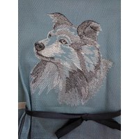Gratis Name Geschirrtuch Hunderassen Bestickt Shetland Schafhund Skizze von FinelyCraftedByCara
