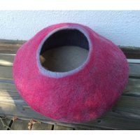 Katzenhöhle, Nest, Wunderschöne Handgefilzte, Kleine Hundehöhle Bett, Groß, Rosa Lila, Aus Finnland Katzenhöhle, Nest, Wunderschöne Handgefilzte, Kleine Hundehöhle Bett, Groß, Rosa Lila, Aus Finnland von FinnFelt