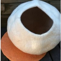 Wunderschöne Handgefilzte Katze, Kleiner Hund, Höhlenbett, Groß, Weiß, Aus Finnland von FinnFelt