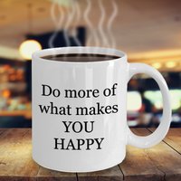 Do More Of What Makes You Happy Mug, Lustige Tasse, Geschenkidee, Inspirierende Zitat Teetasse, Geburtstag, Weihnachten, Geheimer Weihnachtsmann von FionaKingstonDesigns