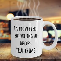 Tasse Introvertiert Aber Bereit Zu Diskutieren True Crime, Geschenk Für Introvertierte Teenager Mädchen, Schwarz-Weiß-Tasse, Kaffeetasse Weihnachten von FionaKingstonDesigns