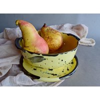 Handgefertigtes Keramik Obst Sieb | Hell Gelb Geschirr von Firaworkshop