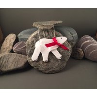 Eisbär Mit Rotem Schal Hand Geschnittenes Hängeornament Aus Glas von FireMortiseWeld