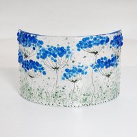 Handgemachter Kerzenschirm Aus Geschmolzenem Glas - Agapanthus Blumen Kurve Glasblumenszene Glasskulptur Blauer Blumen-Kerzenschirm Ecs 1122 von FiredCreationsGlass