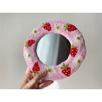 strawberry Punch Spiegel, Handgemachter Pinker Getufteter Minimaler Spiegel Für Arbeitszimmer von FireflyPunch