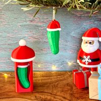 Weihnachtsgurke - Lustiger Christbaumschmuck Und Traditioneller Baumanhänger in Einem Mit Weihnachtsmütze Optionaler Geschenkbox von FirlefanzFactory