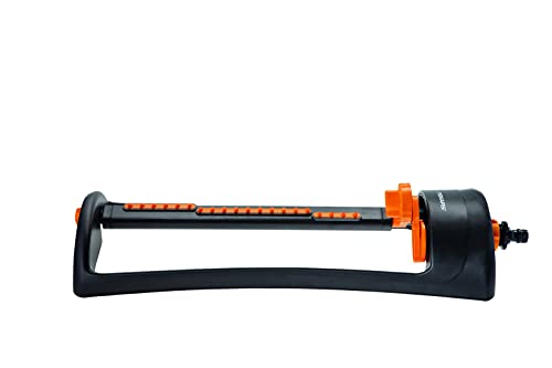 Fiskars Wassersparender Sprinkler L, Einfaches Einstellen der Reichweite, Robuster Metallfuß, Universalgröße, 17,5 x 19 m Reichweite, 1,4 kg, Schwarz/Orange, 1023661 von Fiskars