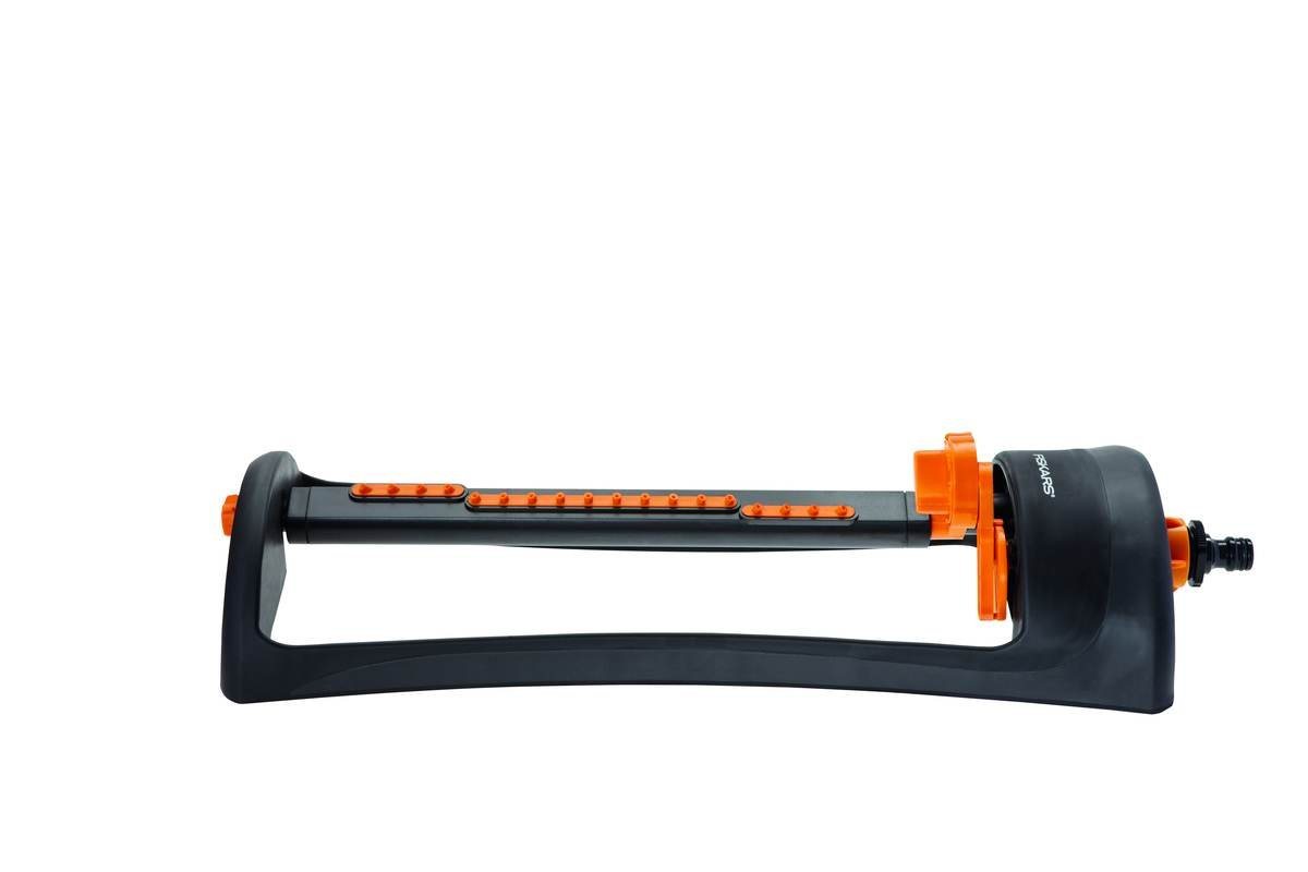 Fiskars Bewässerungssystem Viereck-Sprinkler M, wassersparender Sprinkler für mittelgrosse Gärten, Universalgröße, Viereck-Sprinkler, 16x17 m Reichweite, Schwarz/Orange von Fiskars