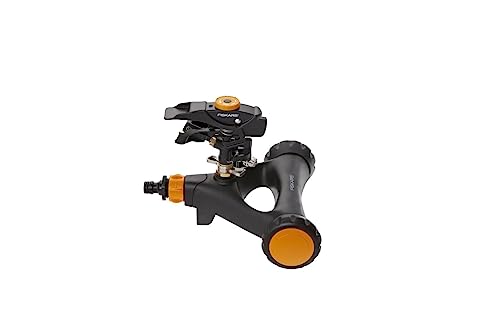 Fiskars Impuls-Sprinkler XL mit Rädern, Mit Abstandsregelung, Sprühbildkontrolle und Rotationskontrolle, Universalgröße, Ø 26 m Reichweite, 938 g, Schwarz/Orange, 1023656 von Fiskars