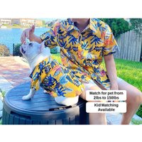 Passende Haustier Hund Katzenbesitzer Set, Senf Gelb Tropical Flora Print, Familienkarte Idee Strand Vibes Twining Button Shirts von FitFrenchie