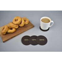 Leder Kaffee Untersetzer. Untersetzer Trinken. Glasuntersetzer. Einweihungsgeschenk. Vollnarbenleder. Goldfolie Gestempelt Tassenuntersetzer von FitzyDesign