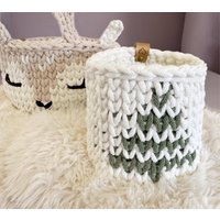 Handgehäkelter Weihnachtskorb Mit Tanne Aus Premium Bobbiny Garn | Häkelkorb Aufbewahrung Weihnachtsdeko Geschenkidee Christmas Gift Handgehäkelter Weihnachtskorb Mit Tanne Aus Premium Bobbiny Garn | Häkelkorb Aufbewahrung Weihnachtsdeko Geschenkidee Christmas Gift von FiyaBags