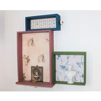 Wandregal Schubladen Wandboard Hängeregal Regal Wandkonsole Wandschrank Hängeschrank Kreidefarbe Shabby Chic Vintage von FlaemingAntik