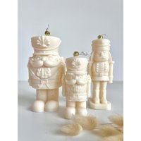 Nussknacker Kerze | Handgemachte Weihnachtskerze Aus Rapswachs 3 Größen Nachhaltige Winterdeko & Geschenkidee Flamméa Nussknacker Kerze | Handgemachte Weihnachtskerze Aus Rapswachs 3 Größen Nachhaltige Winterdeko & Geschenkidee Flamméa von FlammeaKerzen