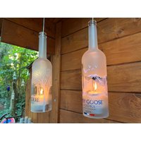 Windlicht Aus Grey Goose Vodka Flasche Mit Stumpenkerze - Motiv Graugans Skyline Alpen Frankreich Upcycling Hängelampe Für Den Garten von Flaschenjunge
