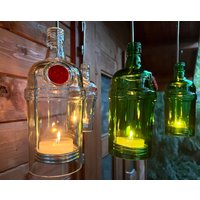 Windlicht Aus Tanqueray 1L Gin Flasche - Ein Flaschenjunge | Zum Anhängen in Schlichtem Weiß Besonderes Unikat Mit Drahteinsatz von Flaschenjunge