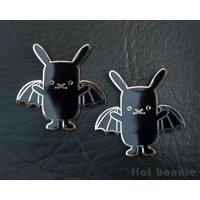 Kawaii Hase Fledermaus Magnet Gothic Emaille Spind Accessoire von FlatBonnie