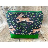 Täschchen/Tasche Kosmetiktasche Hase Kaninchen Frühling Wiese Grün Pflanzen Täschchen/Tasche Kosmetiktasche Hase Kaninchen Frühling Wiese Grün Pflanzen von FlauschWerkstatt