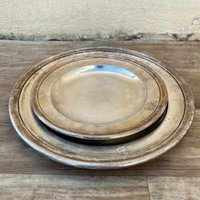 2 Vintage Versilberte Servier Tabletts Rund 01032215 2 Vintage Versilberte Servier Tabletts Rund 01032215 von Fleamarketfrance