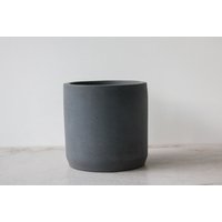 Holzkohle Utensilienhalter-Beton Utensilientopf Crock-Rustic Farmhouse Kitchen Decor-Housewarming Geschenk-Großer Betonpflanzer von FleshandBlooms