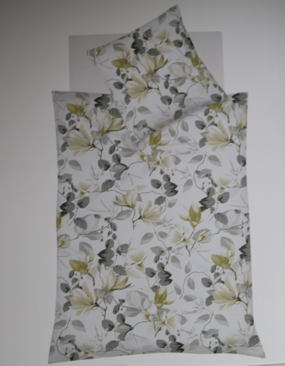 Fleuresse Mako-Satin Bettwäsche 135x200 Magnolie Blumen gelb grau 114155-13 von Fleuresse