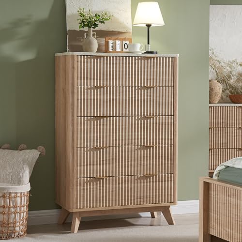Flexoliving Kommode mit 5 Schubladen, 137 cm Moderner Rillen-Hochschrank mit Melaminplatte in Marmor-Optik, Gewölbtes Design (Natur-Eiche) von Flexoliving