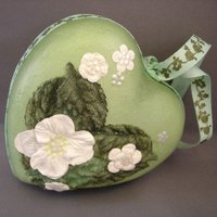 Florales Herz Ornament Grüne Samtblätter, Hortensienblüten von FlightsofFancyDesign