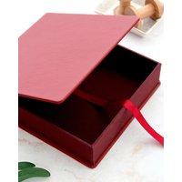 Moderne Kunstleder Flip Box; Handgefertigte Erinnerungsbox Für Fotobücher von FlipchapPortfolio