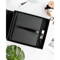 Moderne Kunstleder Flipbox Mit Usb Steckplatz; Handgefertigte Erinnerungsbox Für Fotobücher von FlipchapPortfolio