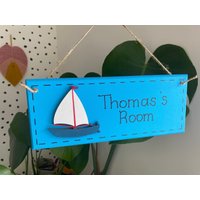 Maritimes Schlafzimmer Türschild Mit Segelboot/Blaues Namensschild Aus Holz von FlitterbeeCrafts
