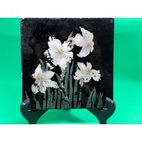 Vintage Handbemalte Und Geätzte Granitfliese - Gänseblümchen von Flojosmojo