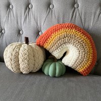 Gehäkelt Regenbogen Kissen - Herbst Candycorn von QuirkyWitchArt