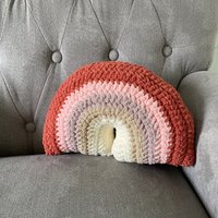 Gehäkelte Regenbogen Kissen - Desert Blush Rose Stuffie Stofftier von QuirkyWitchArt