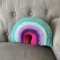 Gehäkelte Regenbogen Kissen - Meerjungfrau Stofftier Kuscheltier Spielzeug von QuirkyWitchArt