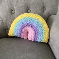 Gehäkelte Regenbogen Kissen - Sunny Day Stuffy Stofftier von QuirkyWitchArt