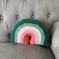 Gehäkeltes Regenbogen Kissen - Verzaubertes Waldkissen Stofftier von QuirkyWitchArt