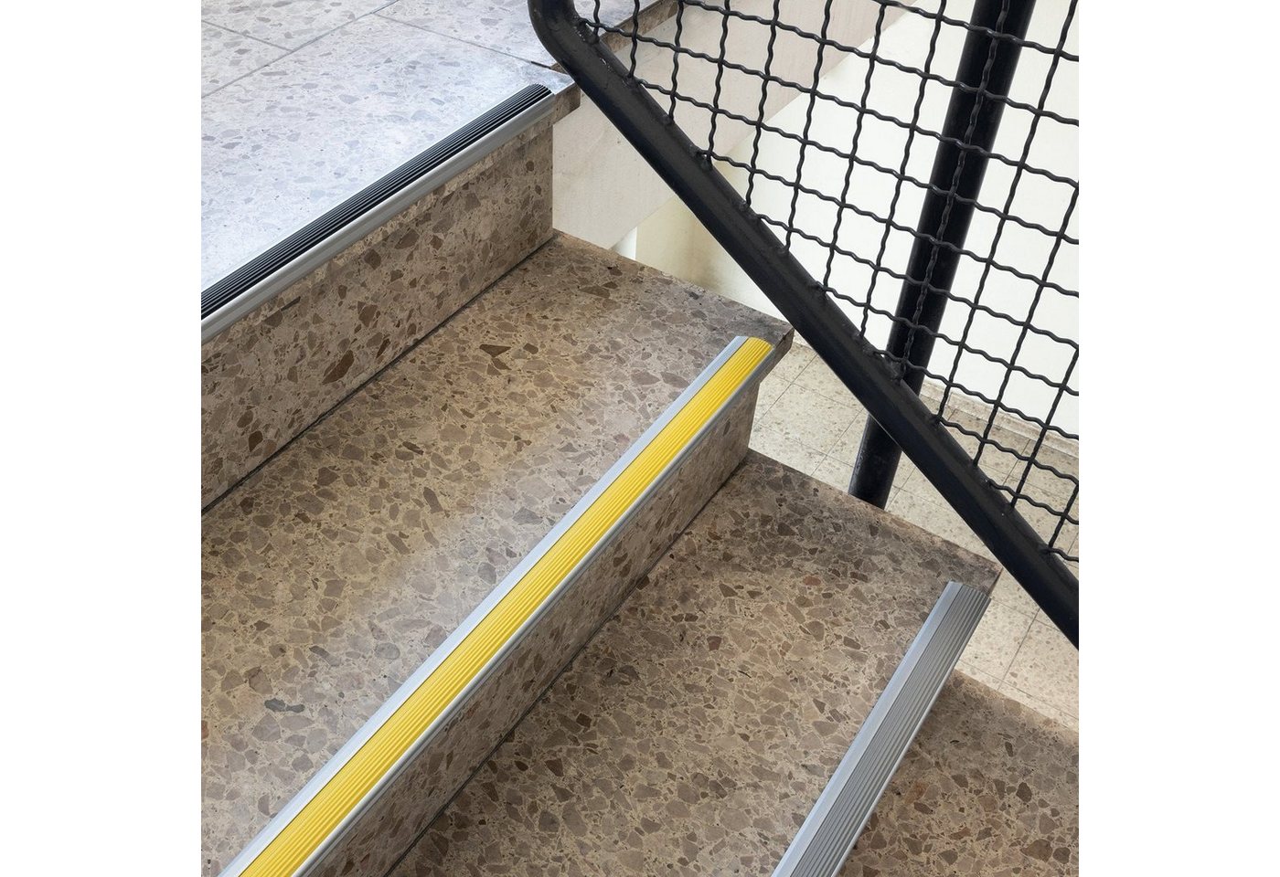 Floordirekt Treppenkantenprofil Power Gril Gummieinlage, 3 Farben & 3 Größen, Treppenprofil, Selbstklebend von Floordirekt