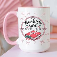 Buchiges Mädchen Social Club Tasse Rote Kirsche Und Schleife, Süsses Buchliebhaber Geschenk Kaffeebecher, Gemütliche Lesetasse Frühling Girl von FloraHappiness