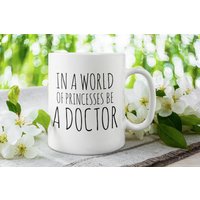 Lustige Arzt Tasse Nicht Eine Prinzessin Neue Doktor Kaffeetasse in Einer Welt Der Prinzessinnen Ein Arztbecher Sein von FloraLoveGiftStore