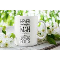 Lustiges Wanderer Geschenk, Alter Mann, Der Wanderbecher Liebt, Lustige Trekker Kaffeetasse, Neues Wanderstiefel Lustige Wanderbecher, Tasse Für von FloraLoveGiftStore